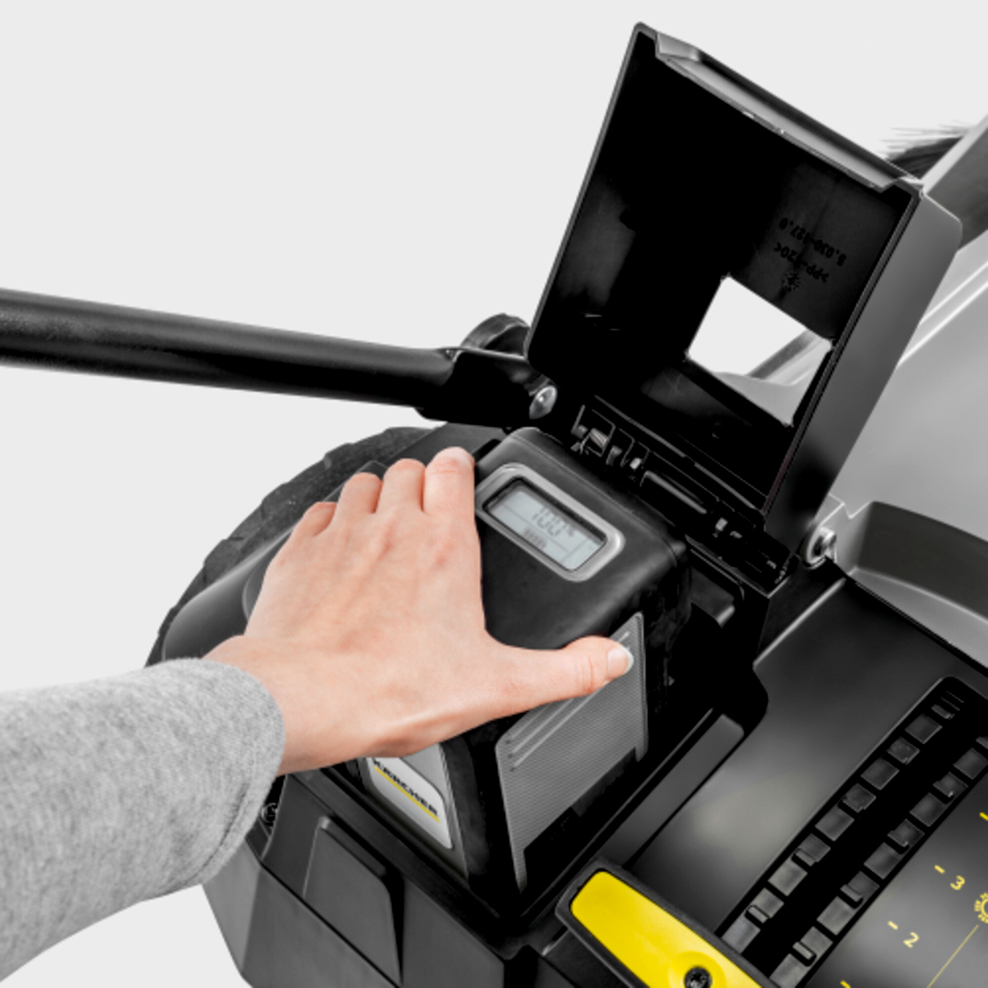 Компактна підмітальна машина KM 70/30 C Bp 2SB (з двома бічними щітками): Змінний літій-іонний акумулятор