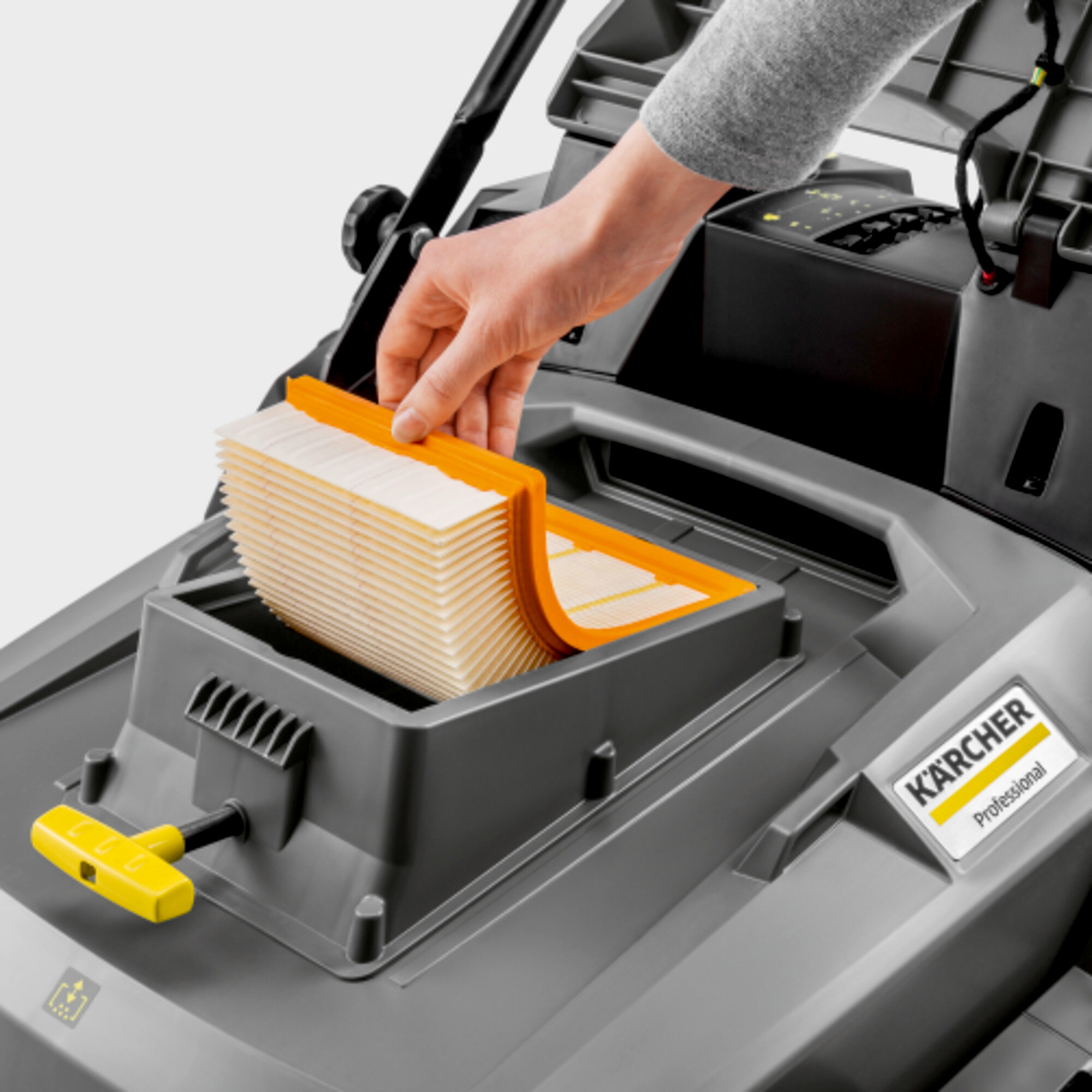 Компактна підмітальна машина KM 70/30 C Bp 2SB (з двома бічними щітками): Активна система всмоктування з плоским складчастим фільтром