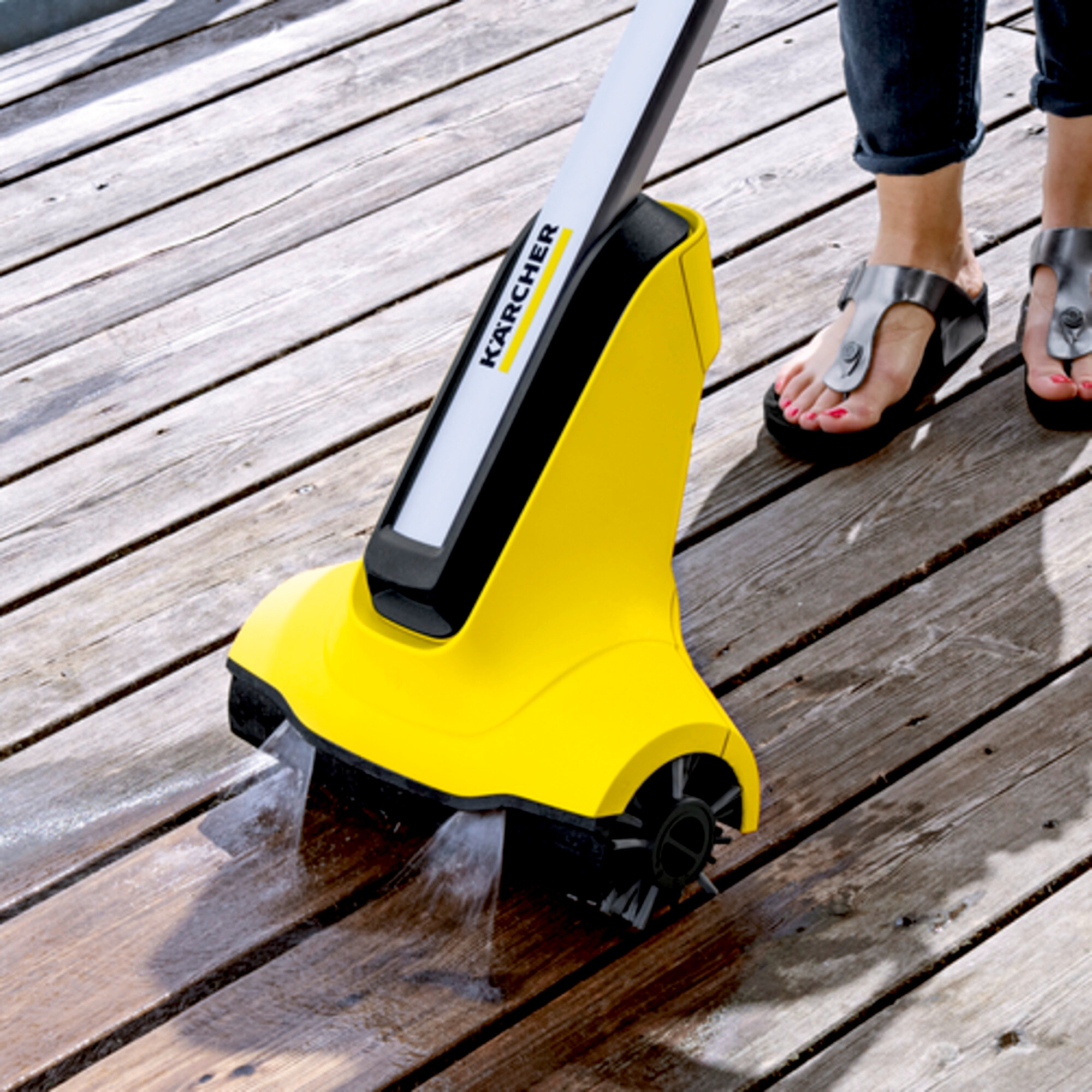 Аппарат для чистки террас PCL 4 patio cleaner: Две насадки над роликовыми щетками